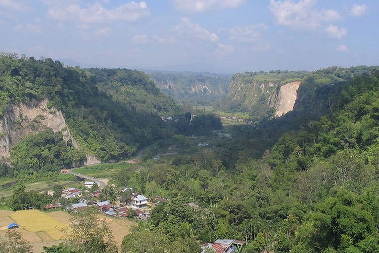 Ngarai Sianok yang terbentuk akibat sesar Semangko.