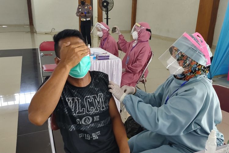 Dalam rangkaian HUT Bhayangkara, ribuan warga menerima vaksin Covid-19 di Taman Budaya Kulon Progo, Daerah Istimewa Yogyakarta, pekan lalu.