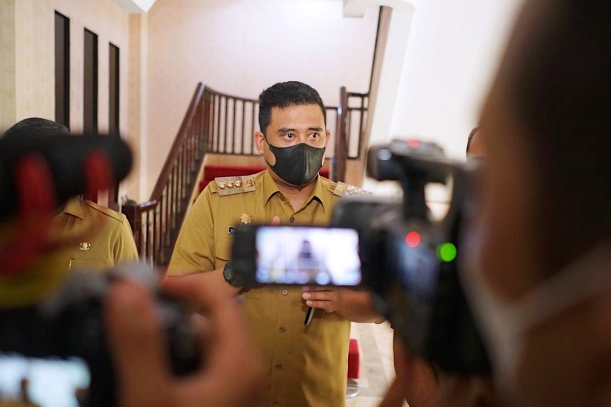 Wali Kota (Walkot) Medan Bobby Nasution saat memberikan keterangan di Kantor Badan Pemeriksa Keuangan (BPK) Perwakilan Sumatera Utara (Sumut) usai menerima Laporan Hasil Pemeriksaan (LHP) Laporan Keuangan Pemerintah Daerah (LKPD) Kota Medan Tahun Anggaran 2020.