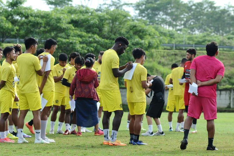 Dengan di dampingi Psikolog, Arema FC latihan perdana pasca Tragedi Kanjuruhan di Lapangan Tirtomoyo Malang, Jumat (21/10/2022) pagi.