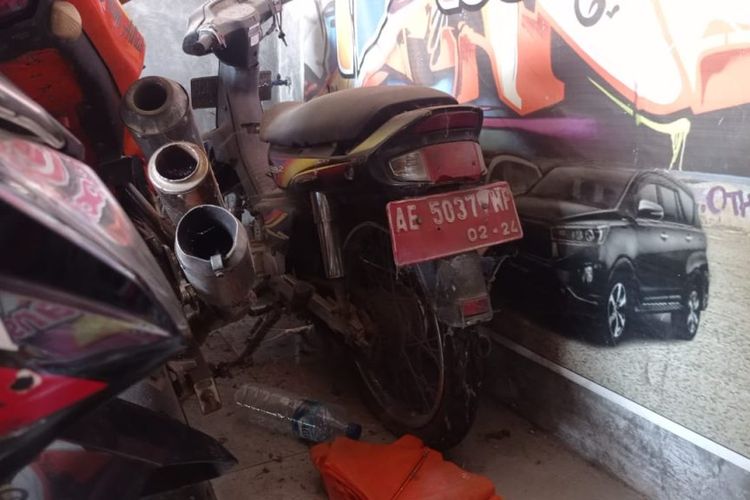 Motor plat merah yang merupakan kendaraan operasional Desa Bungkuk mangkrak di gudang rental Kota Kota milik Kombo Dwi Cahyono. Motor itu dijadikan jaminan rental mobil oleh perangkat desa Adi Santosa, yang mengaku mobil rental yang digadaikan sebesar Rp 10 juta kepada rekannya, raib dibawa kabur.