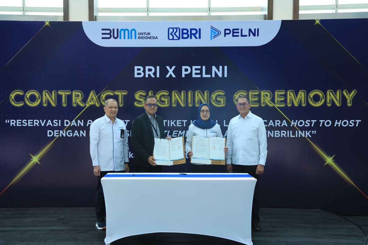 Head of BRILink Business Division BRI Windriyo Aribowo dan Direktur Usaha Angkutan Penumpang Pelni, Nuraini Dessy W menunjukan nota penandatanganan kerja sama antara BRI dan Pelni di Jakarta, Senin (23/9/2024).