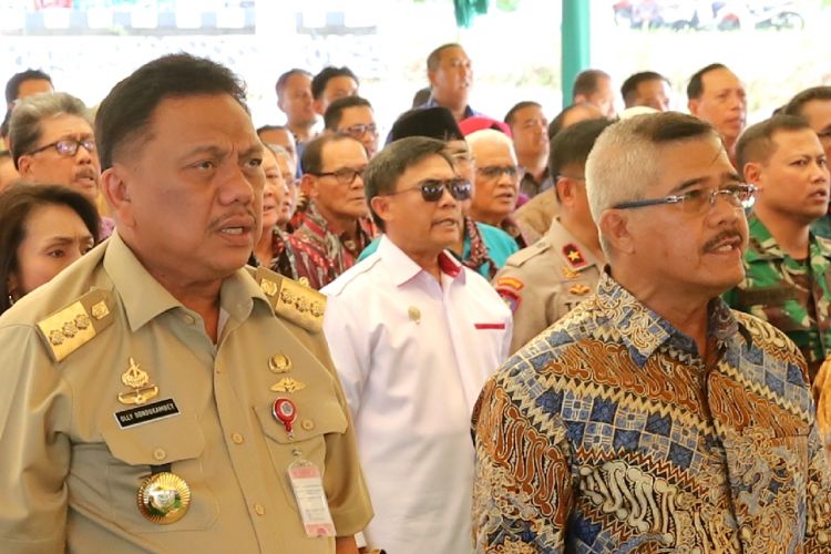 Ketua Mahkama Agung RI Muhammad Hatta Ali (pertama dari kanan) bersama Gubernur Sulawesi Utara Olly Dondokambey (kedua dari kanan), dalam acara peresmian operasional 85 kantor Pengadilan Negeri se-Indonesia, di Melonguane, Kabupaten Talaud, Senin (22/10/2018). 