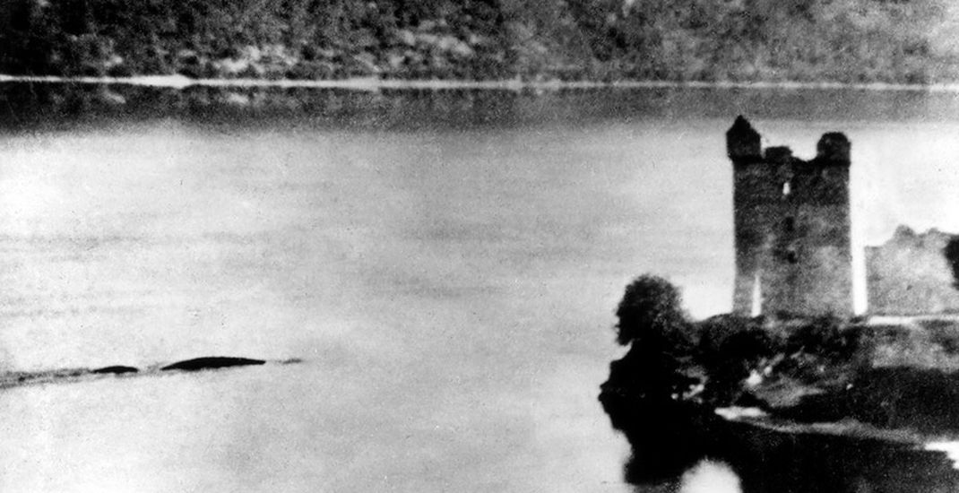 Foto penampakan monster Loch Ness ini diambil Peter MacNab pada 29 Juli 1955 di dekat kastil Urquhart. Foto ini pertama kali dipublikasikan oleh mingguan Weekly Scotsman pada 23 Oktober 1955. Setelah itu berulang kali dimuat dalam berbagai buku soal monster Loch Ness.