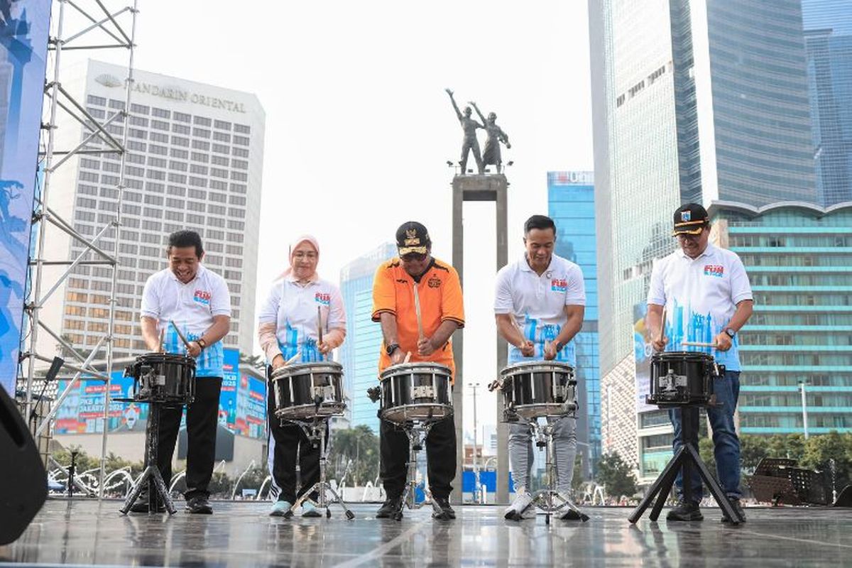 Wagub DKI Jakarta Rano Karno dalam bincang santai ?Chit-Chat? di kawasan Bundaran Hotel Indonesia (HI), Jakarta Pusat, Minggu (30/11/2025). 