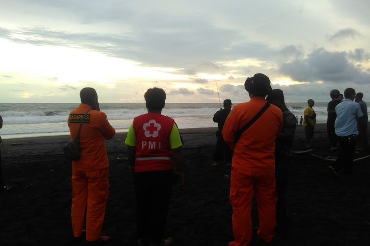 Tim SAR mengumpulkan keterangan dari sejumlah saksi yang melihat korban terbawa arus laut yang berada di Pantai Congot, Kecamatan Temon, Kulon Progo, DI Yogyakarta. 