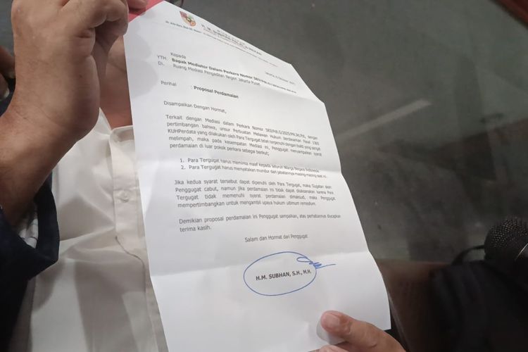 Proposal perdamaian untuk gugatan Wapres Gibran Rakabuming Raka ditunjukkan oleh penggugat Subhan di Pengadilan Negeri Jakarta Pusat, Senin (6/10/2025).