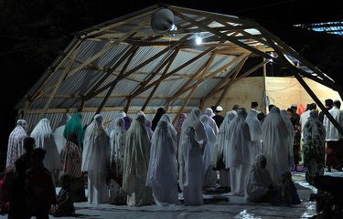 Sejumlah umat muslim pengungsi korban bencana gempa dan tsunami melaksanakan shalat Tarawih pertama dengan menggunakan tempat ibadah sementara di Palu, Sulawesi Tengah, Minggu (5/5/2019).