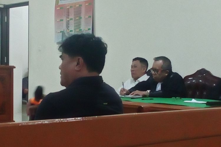 Mantan Wakapolsek Tallo hadir sebagai saksi meringankan atas terdakwa Annar Salahuddin Sampetoding dalam sidang kasus uang palsu UIN Alauddin Makassar di pengadilan negeri (PN) Sungguminasa, Kabupaten Gowa, Sulawesi Selatan. Rabu, (30/7/2025).
