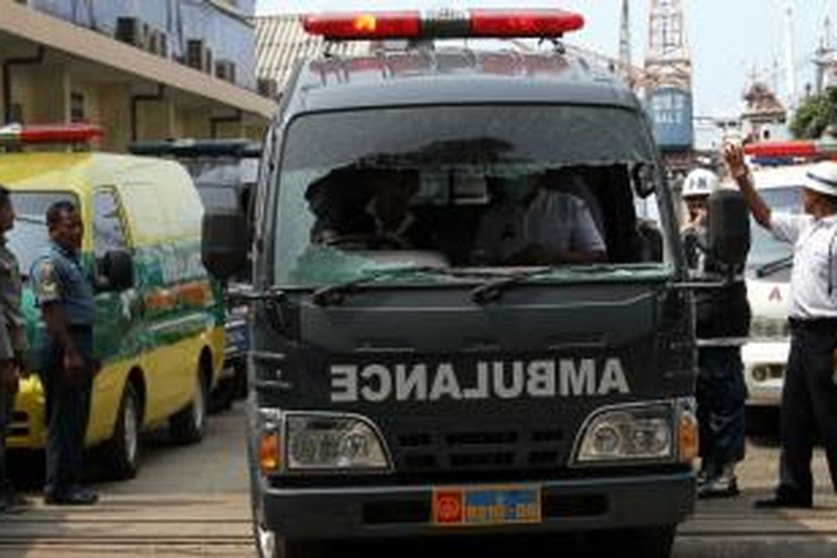 Mobil ambulans terlihat pecah kaca depannya akibat ledakan di markas Kopaska, Jakarta Utara, Rabu (5/3/2014). Ledakan diduga berasal dari gudang amunisi di markas Kopaska dan menimbulkan korban jiwa.
