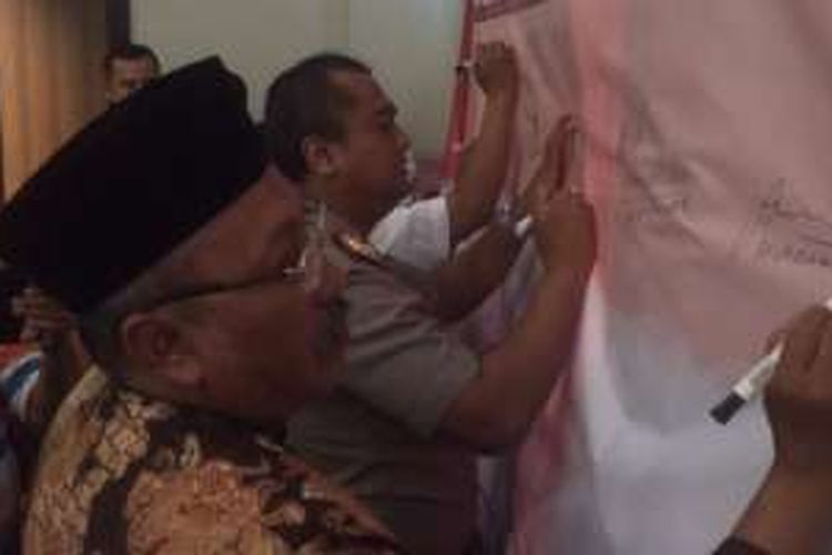 Tokoh masyarakat dan polisi menandatangangi pernyataan sikap menjaga kerukunan antar umat beragama di Kota Pekalongan, Jawa Tengah.