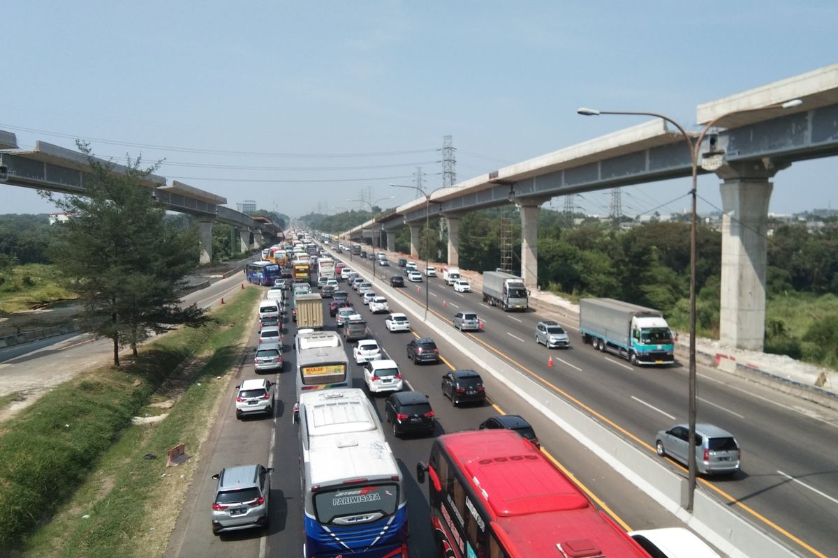 Arus lalu lintas di  tol Jakarta-Cikampek kilometer 47 terpantau padat.