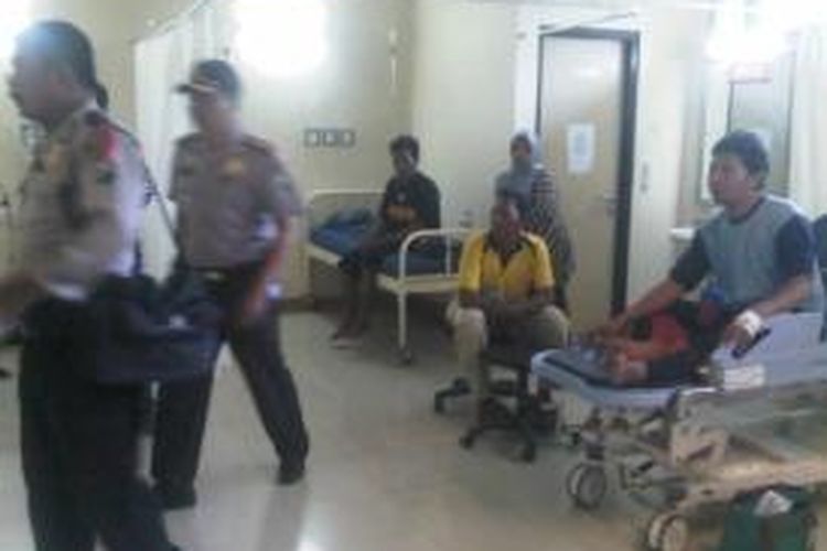 Korban selamat dirawat di UGD Rumah Sakit Haji Sukolilo Surabaya.
