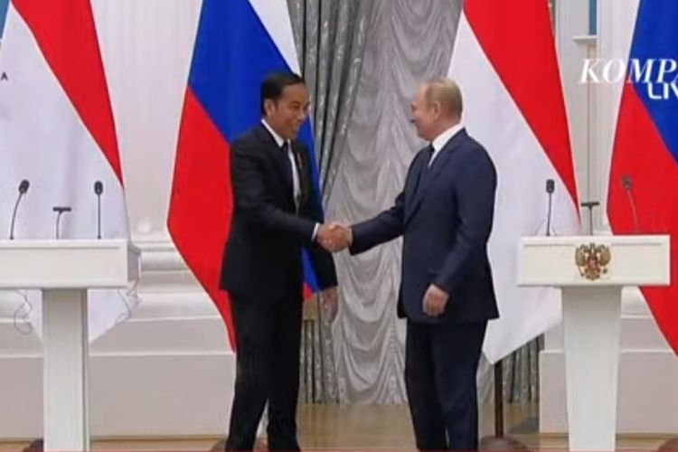 Presiden Joko Widodo bersalaman dengan Presiden Vladimir Putin usai melakukan keterangan pers di Istana Kremlin, Moskwa, Kamis (30/6/2022). Rusia 