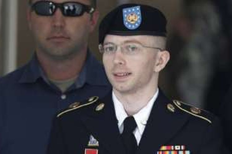 Chelsea Manning saat dijatuhi vonis di Fort Meade, Maryland, pada 2013, sebagai Bradley Manning.
