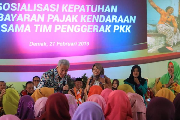 Gubernur Jawa Tengah Ganjar Pranowo, saat menghadiri acara sosialiasasi Kepatuhan Pembayaran Pajak Kendaraan bersama Tim Penggerak Pembinaan Kesejahteraan Keluarga (PKK) di Gedung Perserikatan Haji, Kabupaten Demak, Rabu (27/02/2019).