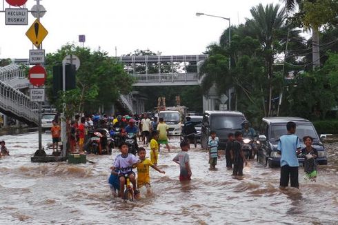 Genangan Air di Jalan Panjang Ditengarai Akibat Mampetnya Got
