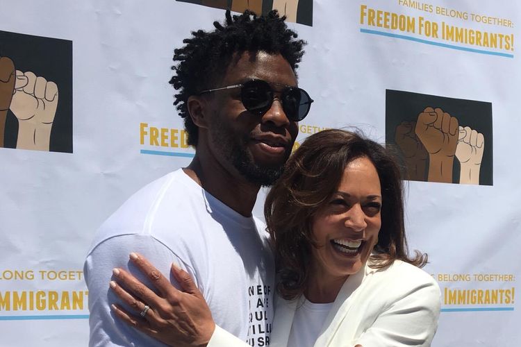 Aktor Black Panther Chadwick Boseman (kiri) bersama cawapres AS Kamala Harris (kanan).