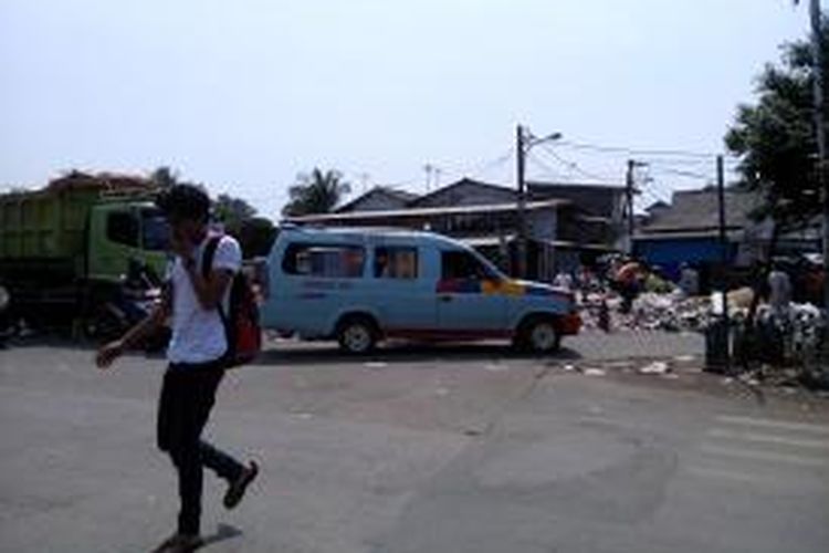 Tempat Pembuangan Sampah Sementara di Jalan Bugis, Kebon Bawang, Tanjung Priok, menutupi sebagian jalan sehingga mengganggu para pengguna jalan.