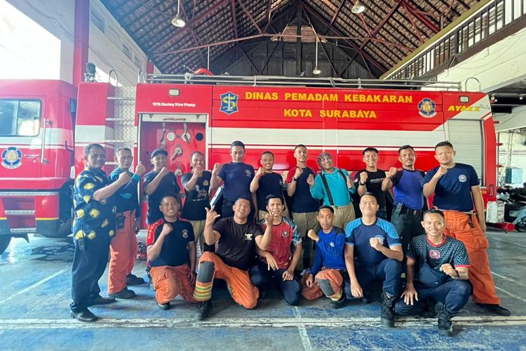  Tim Dinas Pemadam Kebakaran dan Penyelamatan (DPKP) Pasar Turi, Surabaya saat ditemui Kompas.com, Minggu (7/12/2025).