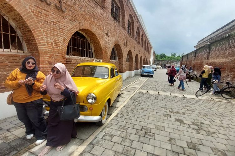 Pengunjung berfoto di depan mobil klasik yang ada di Benteng Fort Willem 1 Ambarawa