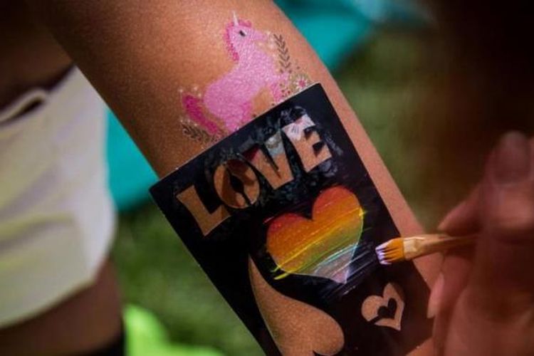 Seseorang melukis lengan Tara Mazda dengan hati pelangi di depan City Hall setelah mengiktu San Francisco Gay Pride Parade, 28 Juni 2015 di San Francisco, California, dua hari setelah Mahkamah Agung (MA) Amerika Serikat melegalkan pernikahan sesama jenis di 50 negara bagian.