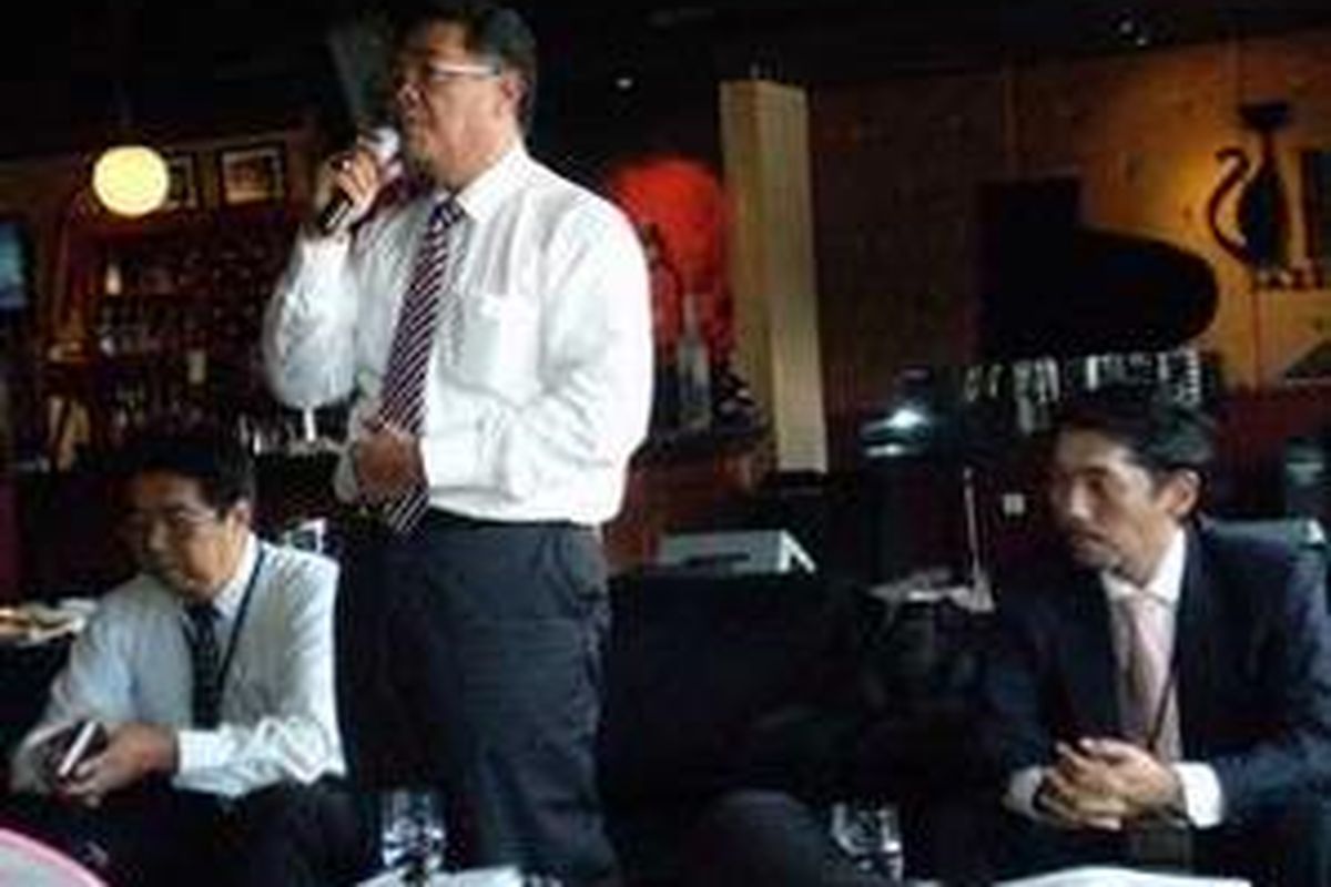 Rizwan Alamsjah menyampaikan target penjualan 2009 didampingi Fumio Kuwayama (kiri)