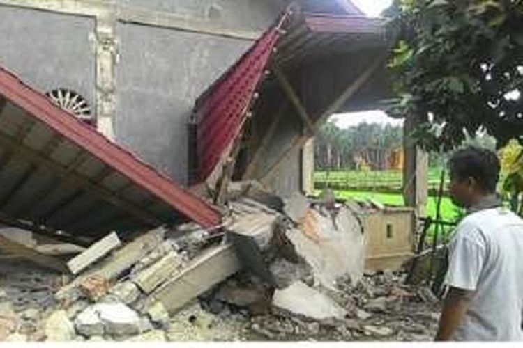 Bangunan milik masyarakat di Gampong Seubam Lhok, Kecamatan Montasik ikut rubuh diguncang gempa 6,4 SR pada Rabu (7/12/2016) subuh. 