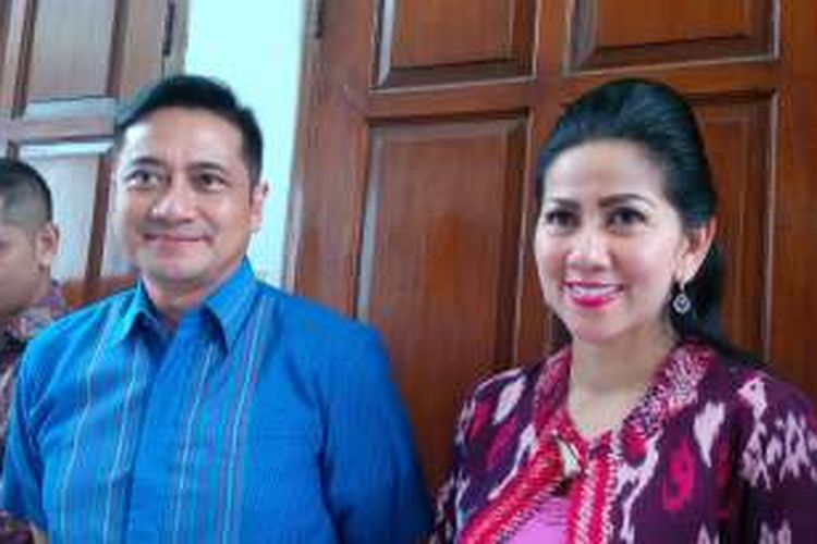 Mantan pasangan artis Ivan Fadilla dan Venna Melinda melakukan wawancara bareng untuk kali pertama setelah bercerai pada 2014 lalu, di Pengadilan Negeri Jakarta Selatan, Ampera Raya, Jumat (11/3/2016). Pertemua itu dalam rangka menghadiri sid perdata soal harta gana-gani.