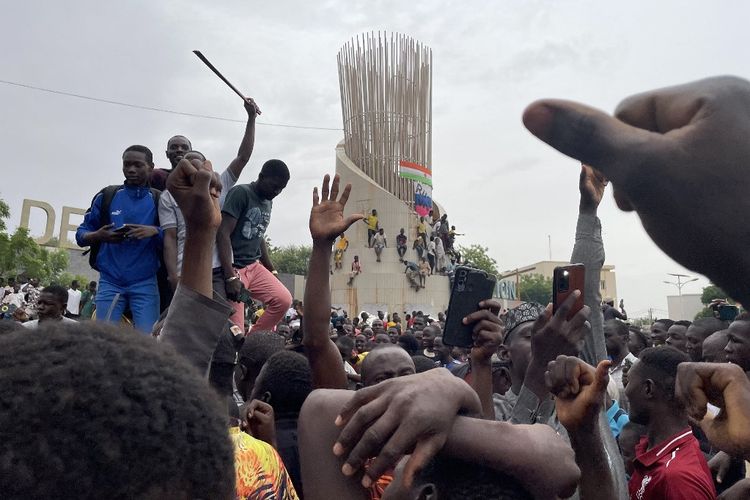 Para pendukung pasukan pertahanan dan keamanan Nigeri berkumpul dalam sebuah demonstrasi di luar gedung parlemen di Niamey pada tanggal 27 Juli 2023. Kepala angkatan bersenjata Nigeri pada 27 Juli 2023 mengatakan bahwa dia mendukung deklarasi oleh pasukan yang semalam mengumumkan bahwa mereka telah mengambil alih kekuasaan setelah menahan presiden terpilih negara itu, Mohamed Bazoum.
Komando militer angkatan bersenjata Nigeri telah memutuskan untuk mendukung deklarasi oleh pasukan pertahanan dan keamanan untuk menghindari konfrontasi yang mematikan antara berbagai pasukan, kata sebuah pernyataan yang ditandatangani oleh kepala angkatan bersenjata Jenderal Abdou Sidikou Issa. 