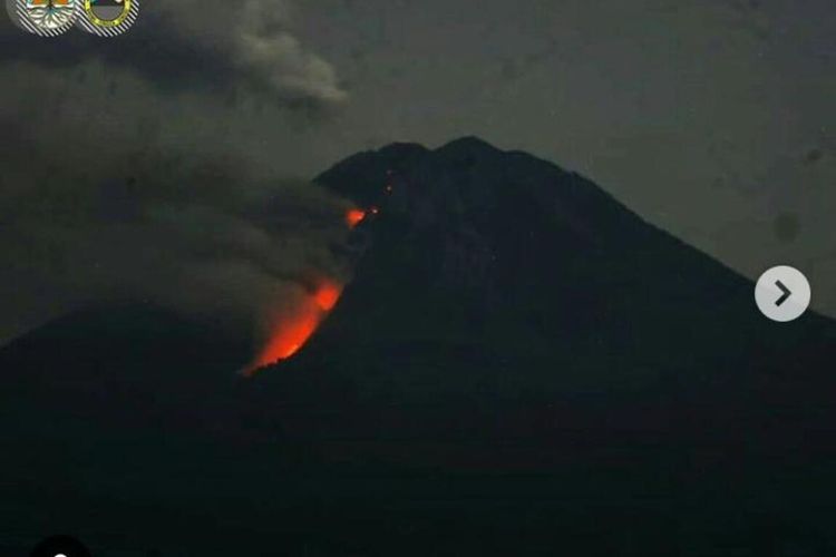 Tangkapan layar akun Instagram resmi TNBTS yang menunjukkan luncuran lava pijar di Gunung Semeru.