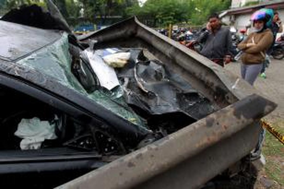 Mobil Lancer B 80 SAL, yang dikemudikan oleh putra bungsu Ahmad Dhani dan Maia Estianty, AQJ, dalam kondisi ringsek akibat kecelakaan di Tol Jakarta-Bogor, diamankan di Satlantas Wilayah Jakarta Timur, Minggu (8/9/2013). Kecelakaan yang melibatkan tiga mobil yaitu Mitsubishi Lancer B 80 SAL, Gran Max B 1349 TFN dan Avanza B 1882 UZJ ini mengakibatkan enam orang meninggal dunia dan 11 orang luka-luka. 