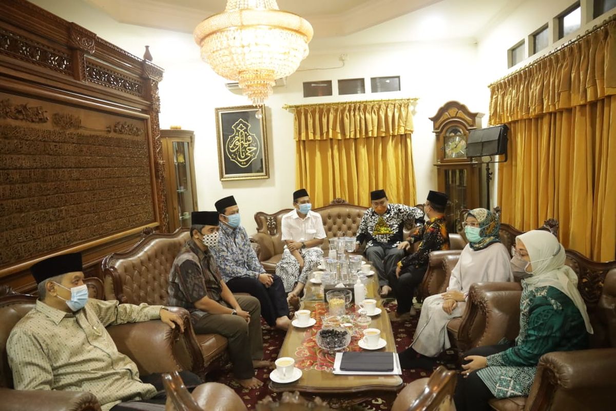 Menteri Ketenagakerjaan Ida Fauziyah mengunjungi Ketua Umum PBNU KH Said Aqil Siroj di kediamannya, Jakarta, menjelaskan mengenai Omnibus Law UU Cipta Kerja, Sabtu (10/10/2020).