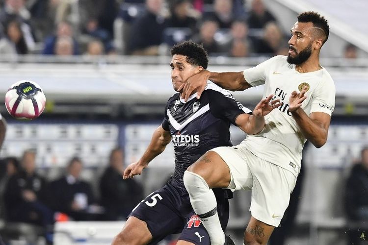 Pemain depan Paris Saint-Germain Eric Choupo-Moting bersaing dengan bek Bordeaux asal Brasil Pablo selama pertandingan sepak bola L1 Prancis Bordeaux vs Paris Saint-Germain (PSG), pada 2 Desember 2018 di Bordeaux, Prancis 