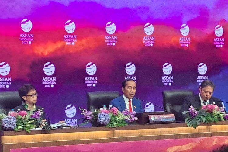 Presiden Joko Widodo memberikan keterangan pers seusai penutupan Konferensi Tingkat Tinggi (KTT) ke-43 ASEAN di Jakarta Convention Center, Kamis (7/9/2023).