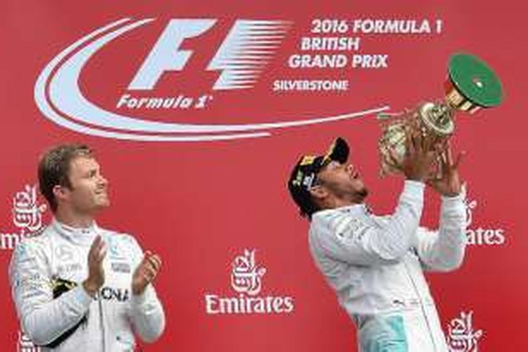 Dua pebalap Mercedes, Nico Rosberg (kiri, Jerman) dan Lewis Hamilton (Inggris), berada di podium Sirkuit Silverstone, setelah menyelesaikan balapan GP Inggris, Minggu (10/7/2016). Hamilton finis di urutan pertama, sementara Rosberg kedua.
