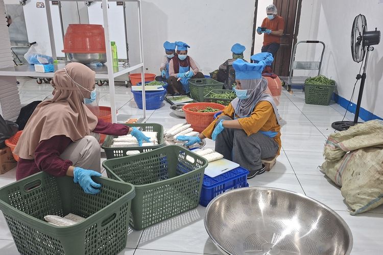 Para relawan menyiapkan kebutuhan untuk Makan Bergizi Gratis (MBG) di Kabupaten Kair, Bengkulu (KOMPAS.COM/FIRMANSYAH)