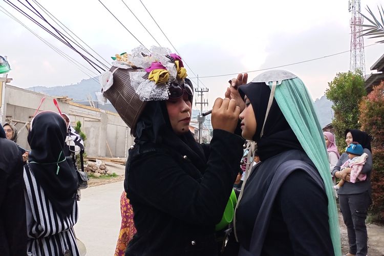 Sejumlah Ibu Rumah Tangga di Komplek Permata Regensi, Desa Bumi Wangi, Kecamatan Ciparay, Kabupaten Bandung, Jawa Barat, menggelar aksi Fashion Show yang diberi nama Bumi Wangi Fashion Week. Kegiatan tersebut merupakan, bentuk apresiasi pembangunan jalan yang baru terlaksana selama 10 tahun