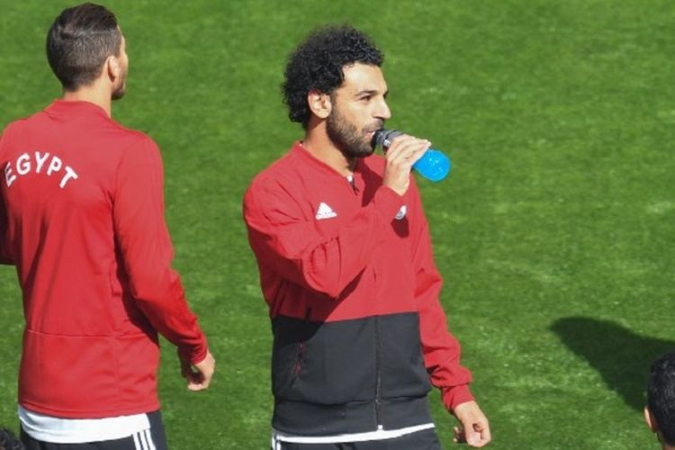 Mohamed Salah menjalani pemanasan jelang laga Mesir vs Uruguay di Yekaterinburg Arena, 15 Juni 2018. 