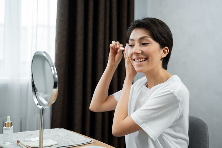 Berapa usia yang tepat untuk melakukan tarik benang atau threadlift? Simak penjelasan dokter berikut ini.