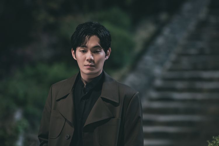 Foto adegan aktor Ryu Kyung Soo dalam drama Korea Tale of The Nine Tailed yang akan tayang mulai 6 Mei 2023 di Prime Video.