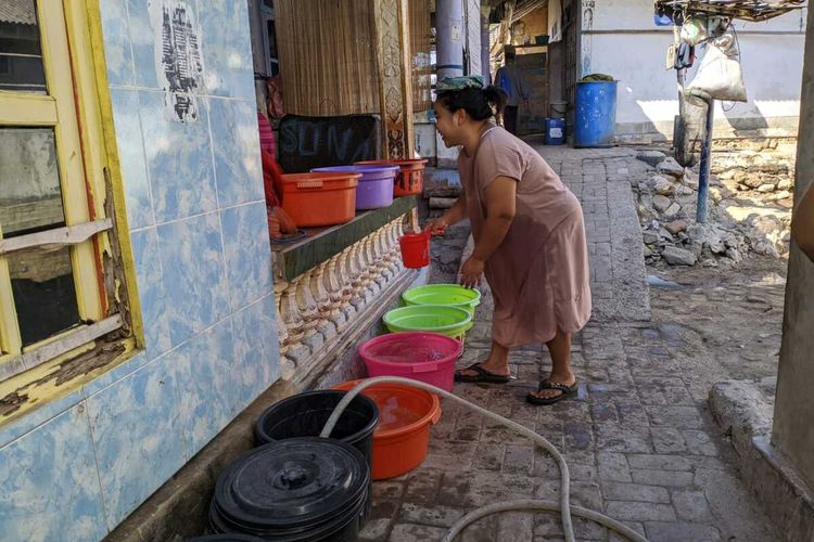 Para ibu sedang mengambil air bersih di sebuah balai desa akibat kekeringan kemarau panjang, Sabtu (30/9/2023)