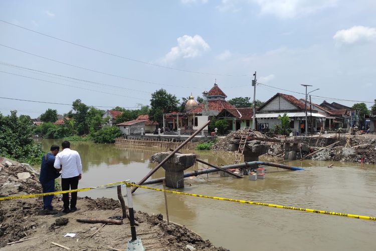 Lokasi proyek pengerjaan jembatan dipasang garis polisi usai salah satu pekerja tewas, Senin (20/10/2025).