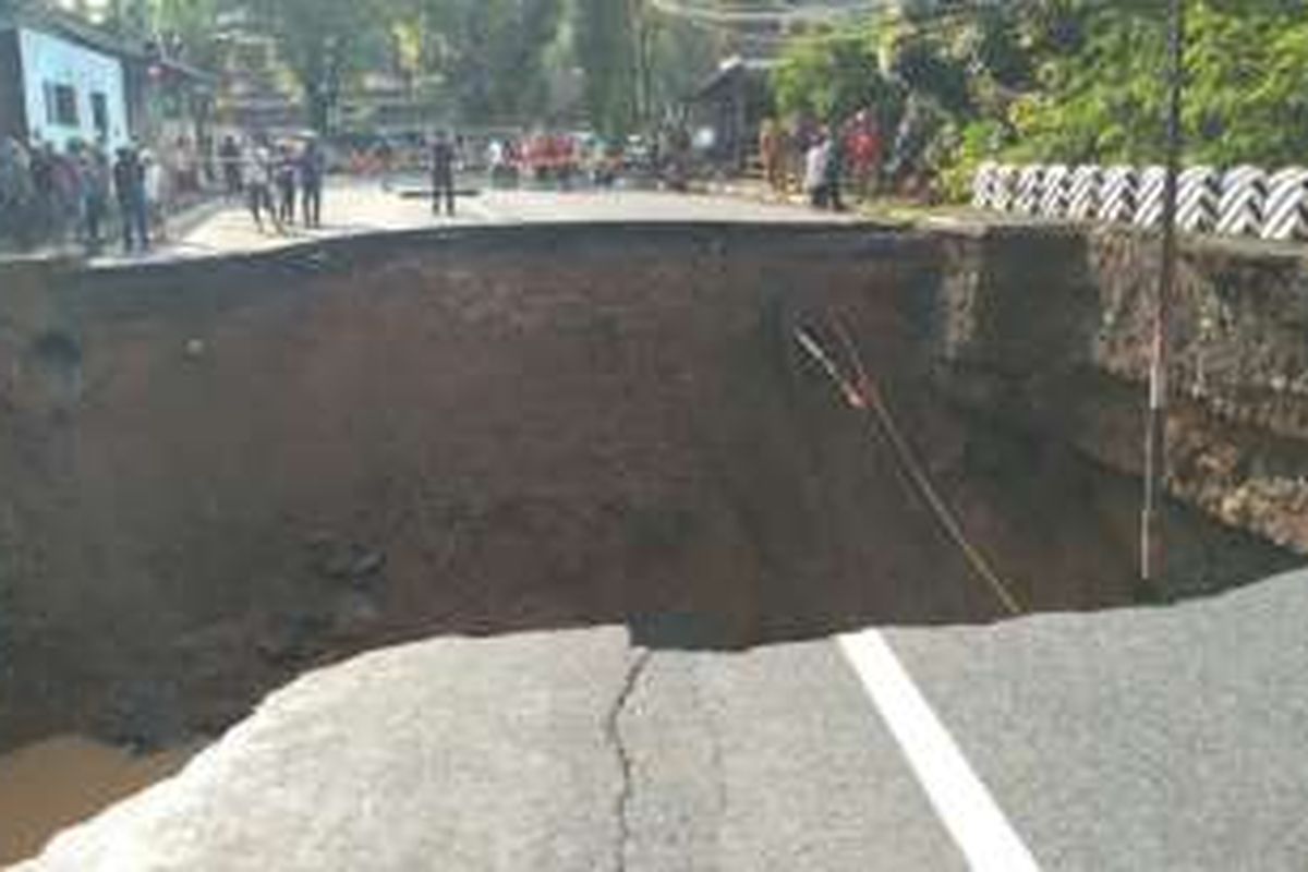 Jembatan Ketapang, Kota Banjar, Jawa Barat, di jalur utama penghubung Provinsi Jabar-Jateng ambruk tak bisa dilewati kendaraan akibat cuaca buruk, Senin (10/10/2016)