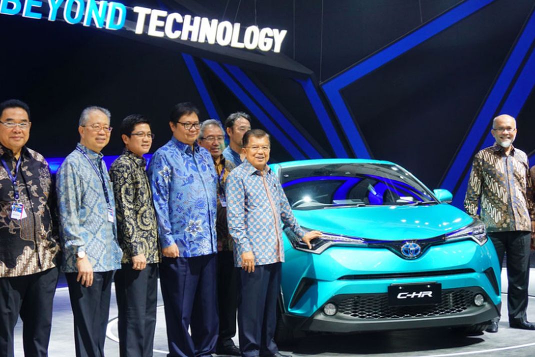 
Wakil PResiden Republik Indonesia, H.M Jusuf Kalla mengunjungi booth Toyota
 di GIIAS 2017