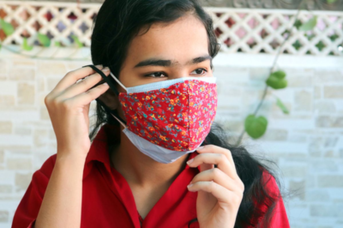 Kombinasi masker ganda yang dianjurkan adalah masker medis di bagian dalam dan masker kain di bagian luar.