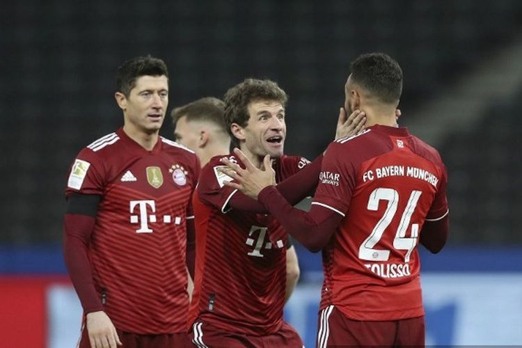 Thomas Mueller (tengah) ikut merayakan gol Tolisso (kanan) pada laga pekan ke-22 kasta teratas Liga Jerman, Bundesliga, yang mempertemukan Hertha Berlin vs Bayern Muenchen di Stadion Olimpiade Berlin, Senin (24/1/2022) dini hari WIB.