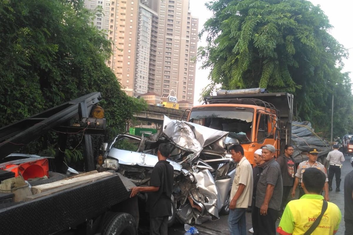 Sejumlah mobil terlibat kecelakaan beruntun di Jalan RE Martadinata, Ancol, Pademangan, Jakarta Utara, Rabu (16/10/2019).
