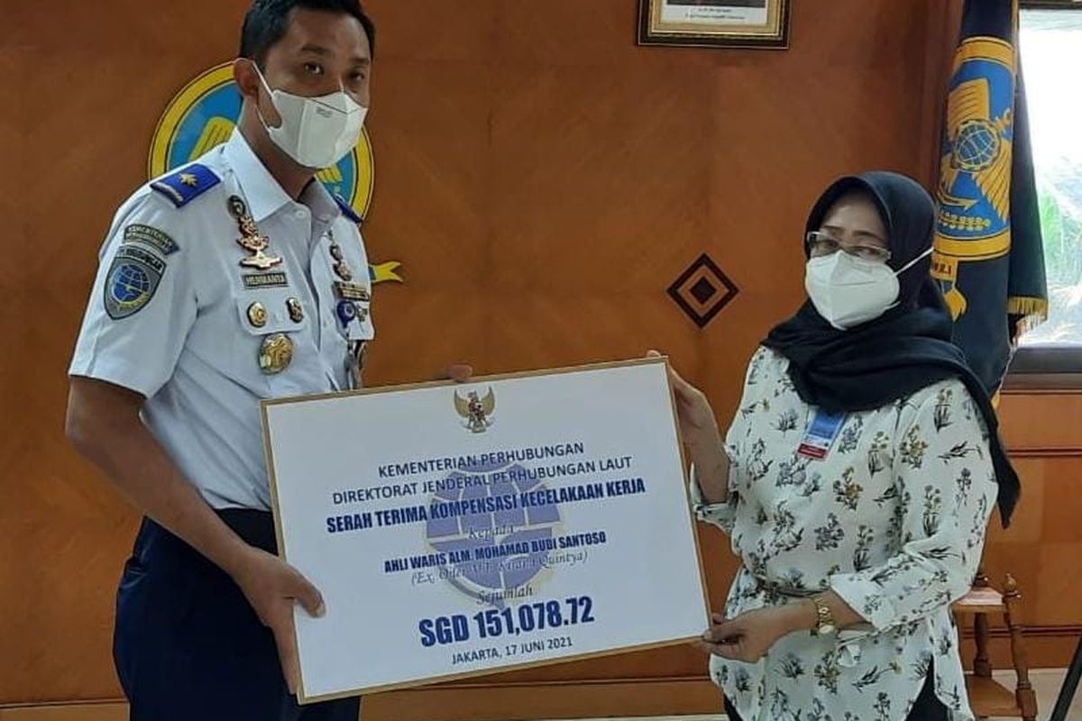 Direktur Perkapalan dan Kepelautan Kemenhub Capt. Hermanta memberikan santunan senilai 151.078,92 dollar Singapura atau setara Rp 1,62 miliar kepada Heni Fitriani, istri Mohamad Budi Santoso, ABK kapal MT Kirana Quintya yang meninggal dunia saat bertugas di Singapura.