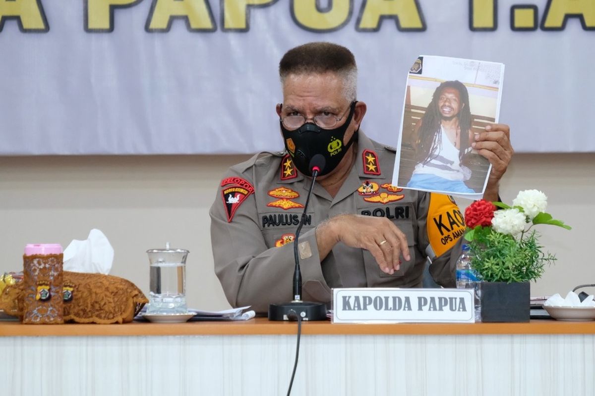 Kapolda Papua Irjen Paulus Waterpauw menunjukkan foto MT, DPO pembelian Senpi dan amunisi, Jayapura, Selasa (5/1/2021)